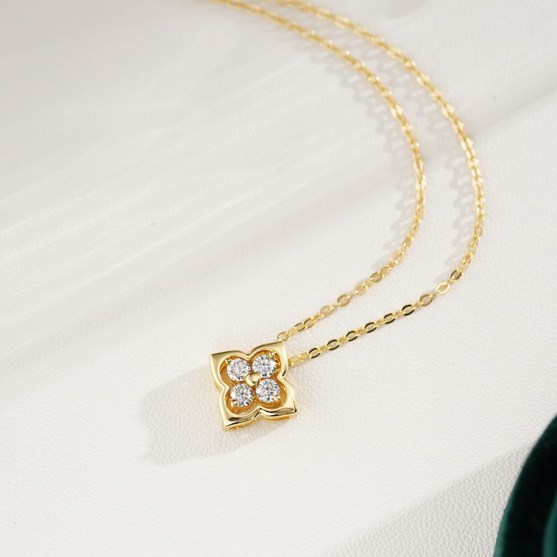 Luxury 100% Real 18k Gold Women's Transporter Lucky Grass Pendant Moissanite Diamond Necklace - Image 2