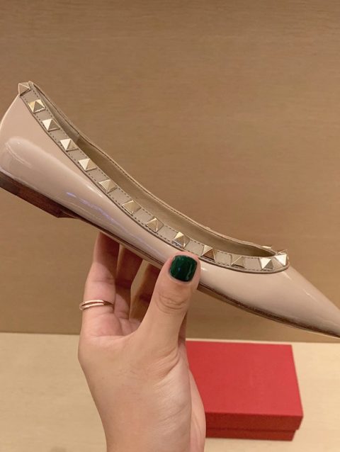 Pointed Toe Flat Bottomed Women's Shoes 2025 Trend Metal Rivets Shallow Mouth Black Leather Shoes For Women Fashion Prom Shoes